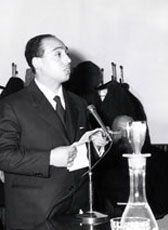 26 dicembre 1965, inaugurazione dei locali sociali: discorso del vice presidente Peppino Paternò. Dietro di lui si riconoscono, da sinistra: Nino Piazza; padre Massimo Raimondi, guardiano del Convento dei Cappuccini; Giovanni Ventimiglia; Nunzio Battaglia